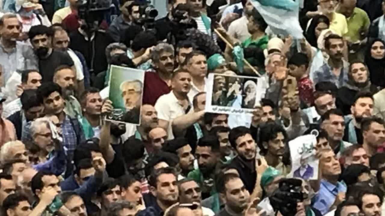 تصاویر سران فتنه در دست حامیان پزشکیان در شیرودی تهران